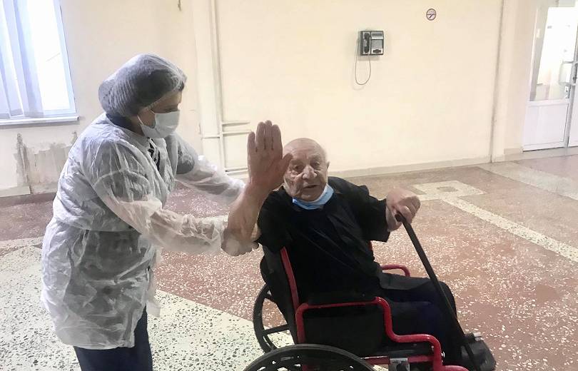 Հայրենական պատերազմի մասնակից 99-ամյա Մեխակ Ավետիսյանը բուժվել է կորոնավիրուսից եւ դուրս գրվել