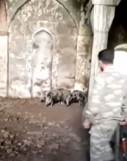 Азербайджанцы в Зангелане загнали свиней в мечеть, чтобы обвинить армян в религиозной нетерпимости, тем самым пытаясь завуалировать бомбардировки церкви Сурб Казанчецоц