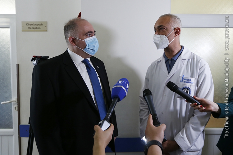 Փոխքաղաքապետն այցելել է հիվանդանոց, հետաքրքրվել շենքի փլուզումից տուժած քաղաքացիների առողջական վիճակով