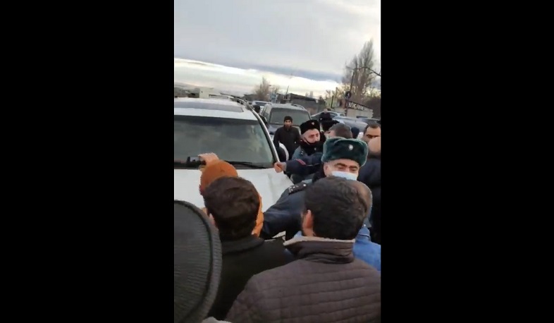 Протестующие перекрыли дорогу в Гюмри для Вазгена Манукяна (видео)