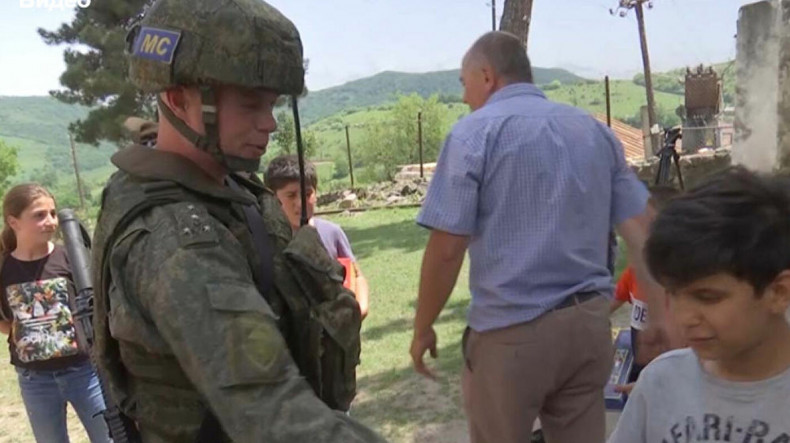 Специалисты российского Центра гуманитарного реагирования оказали гуманитарную помощь беженцам и многодетным семьям в Нагорном Карабахе