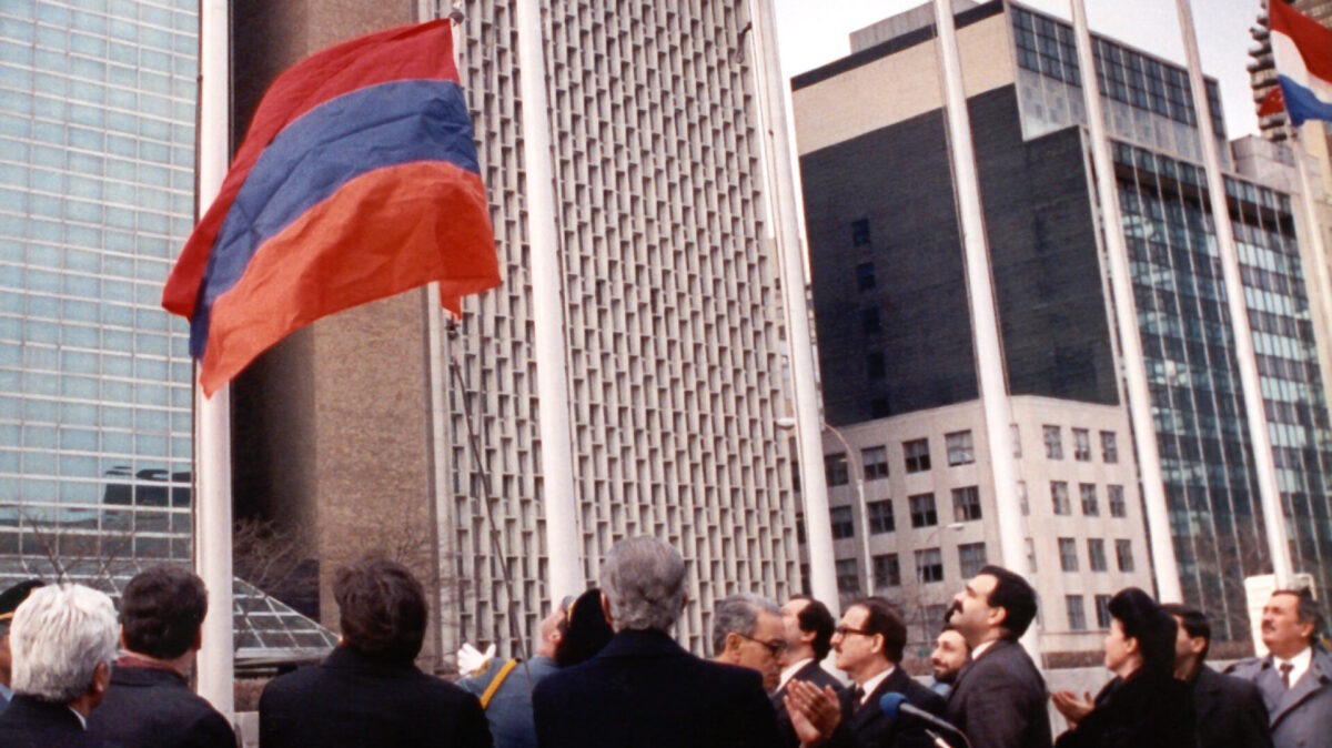 1992 թ. մարտի 2-ին անկախ և ինքնիշխան Հայաստանի Հանրապետության դրոշը բարձրացվեց Միացյալ ազգերի կազմակերպության նյույորքյան կենտրոնակայանի դիմաց