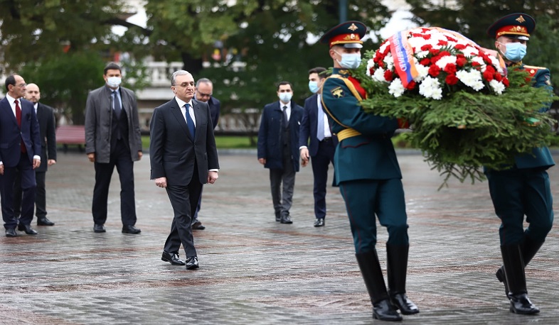В рамках официального визита главы МИД Армении Зограба Мнацаканяна в Москву, министр посетил Могилу Неизвестного Солдата и возложил венок.