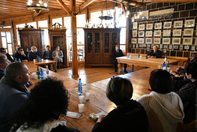 Ինձ համար կարևոր է, որ երկիրը գոնե մի քիչ դնենք ճիշտ ճանապարհի վրա․ նախագահ Արմեն Սարգսյանը Գյումրիում հանդիպել է հասարակայնության ներկայացուցիչների հետ