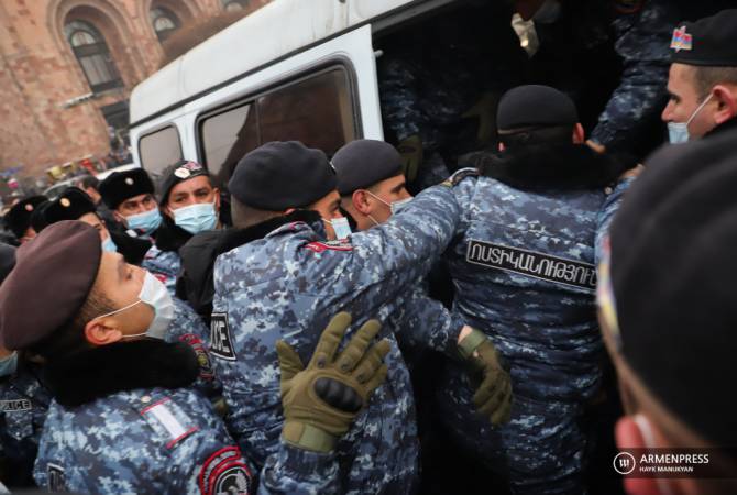 Մի խումբ քաղաքացիներ բողոքի ակցիա են անցկացրել ադրբեջանական մաքսակետեր տեղադրելու դեմ. Կառավարության մոտից 16 անձ է բերման ենթարկվել
