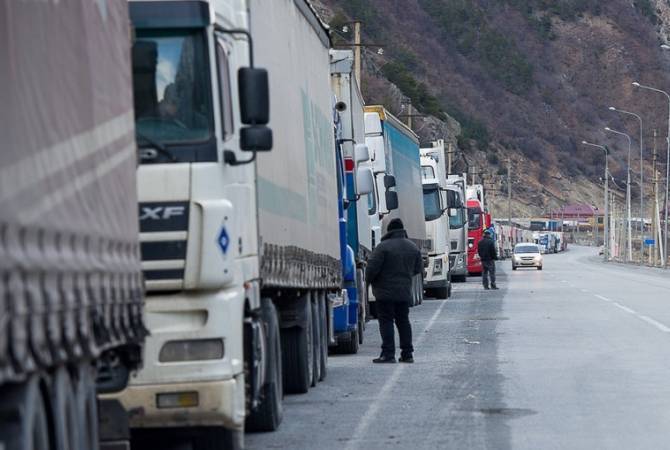 На российской стороне автодороги Степанцминда-Ларс скопилось около 400 грузовиков