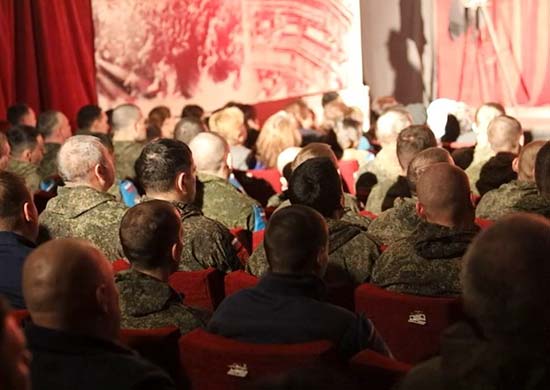 Ռուս խաղաղապահներն այցելել են Լեռնային Ղարաբաղի Ստեփանակերտի դրամատիկական թատրոն