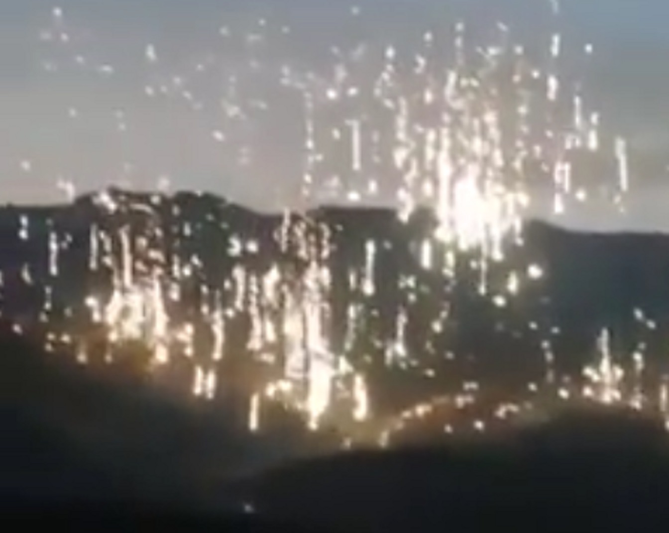 Азербайджан использует боеприпасы, как показывают данные на этот момент, с фосфором против Нагорного Карабаха, поджигая леса, расположенные рядом с гражданскими поселениями․ Арман Татоян