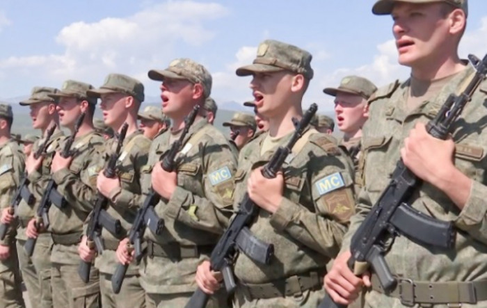 На аэродроме Степанакерт прошла первая сводная тренировка парада ко Дню Победы с участием российских миротворцев