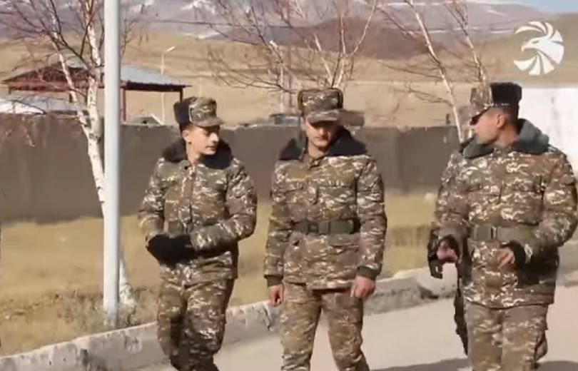Солдаты и офицеры карвачарской воинской части (видео)
