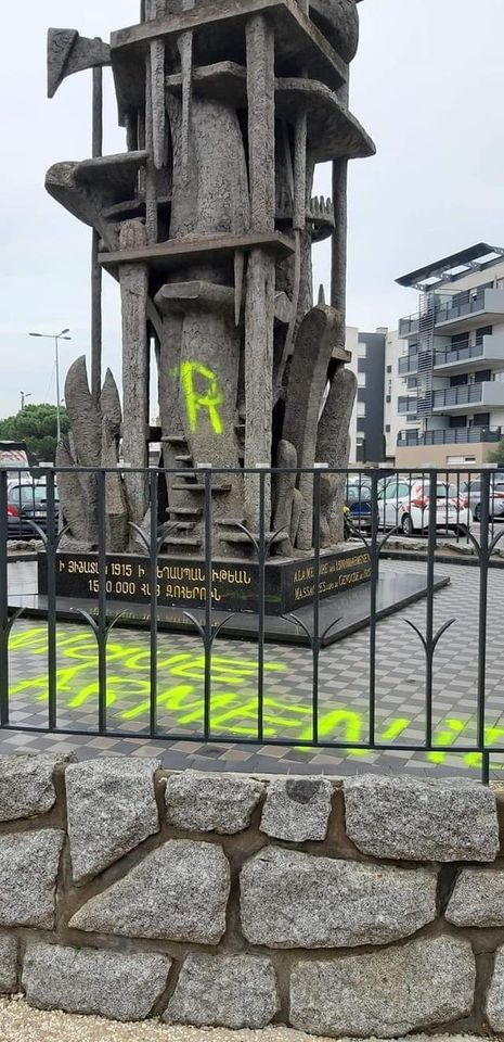 Акт вандализма во французском городе Десин-Шарпьё. Было осквернено здание Национального документального центра памяти армян и Мемориал геноцида армян
