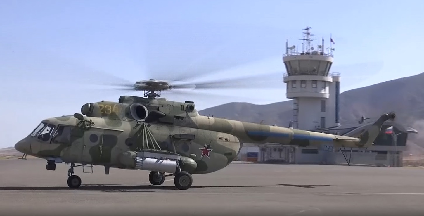 Российские миротворцы на военном аэродроме «Степанакерт» отработали эвакуацию условно пострадавшего в горах с использованием вертолета с медицинским модулем