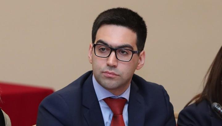 Министр юстиции Армении подошел к собравшимся перед ведомством гражданам и дал разъяснения
