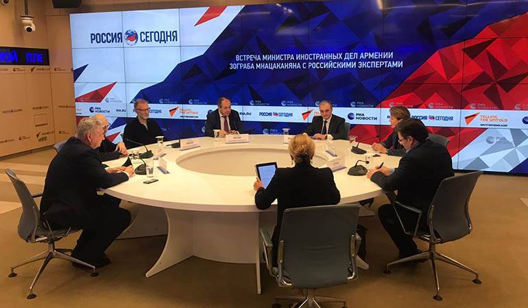 Закрытая встреча-обсуждение министра иностранных дел Зограба Мнацаканяа с российскими экспертами и политологами