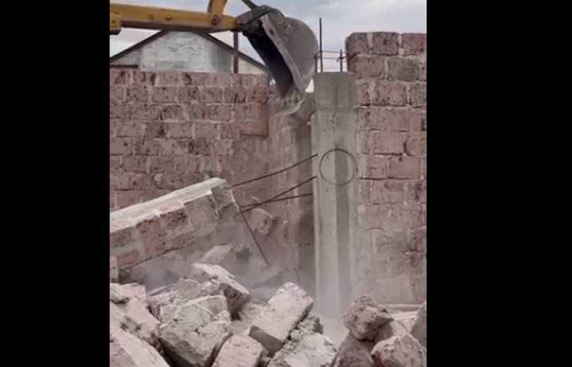 Արաբկիրի Մանկական քաղաք թաղամասում հերթական ապօրինի կառույցն է ապամոնտաժվել (տեսանյութ)