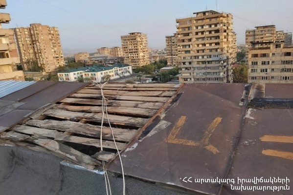 Երևանի որոշ շրջաններում քամու հետևանքով վնասվել են շինությունների տանիքների թիթեղյա ծածկերը