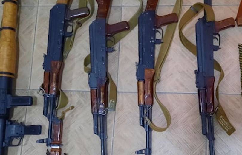 Ոստիկանության բաժիններում Արցախից բերված զենք-զինամթերք է հանձնվել