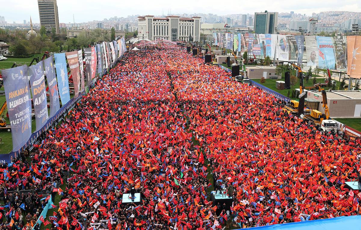 Թուրքիայում իշխանությունն ու ընդդիմությունը հազարավոր կողմնակիցների հանել են փողոց