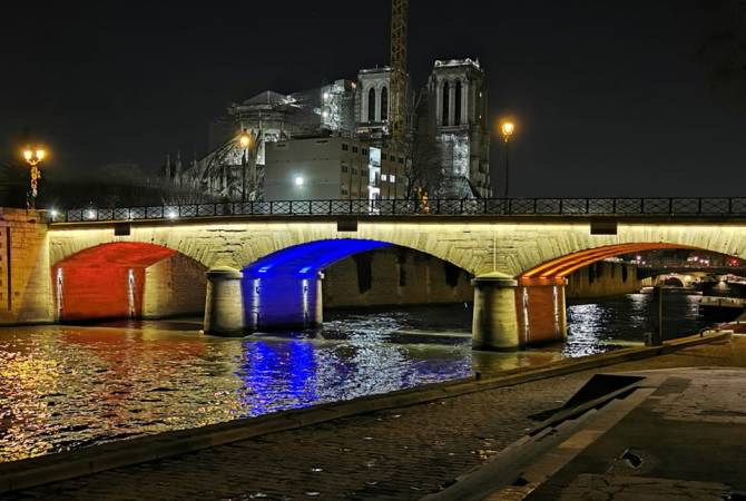 Փարիզի քաղաքապետարանի նախաձեռնությամբ Աստվածամոր տաճարի մոտ գտնվող կամուրջներից մեկը լուսավորվել է Հայաստանի ու Ֆրանսիայի դրոշների գույներով