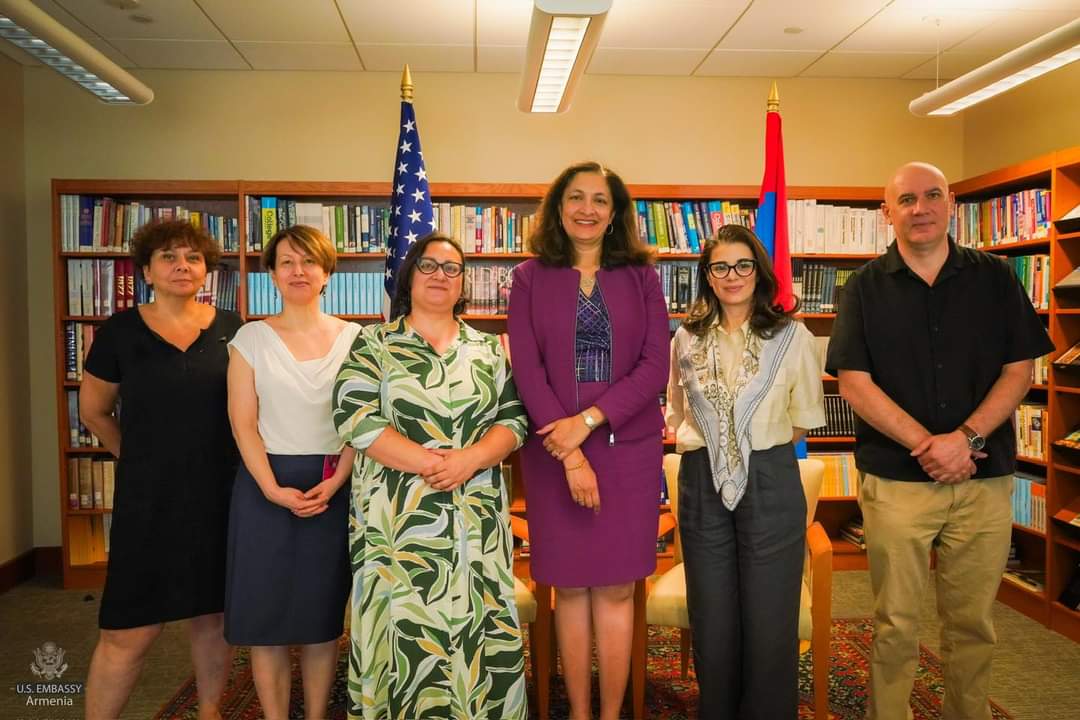 ԱՄՆ պետքարտուղարի տեղակալը Հայաստանում հանդիպել է քաղաքացիական հասարակության առաջնորդների հետ