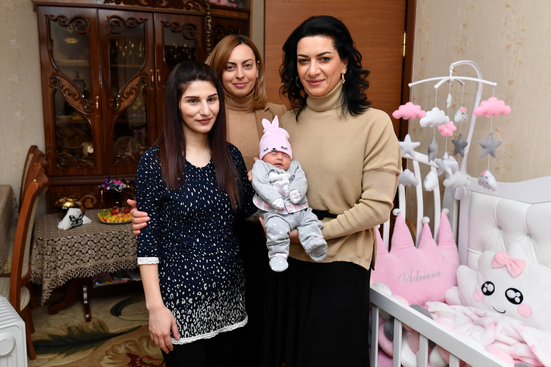 Աննա Հակոբյանն ու Լենա Նազարյանն այցելել են Արցախում զոհված ավագ լեյտենանտ Հովիկ Վարդանյանի ընտանիքին