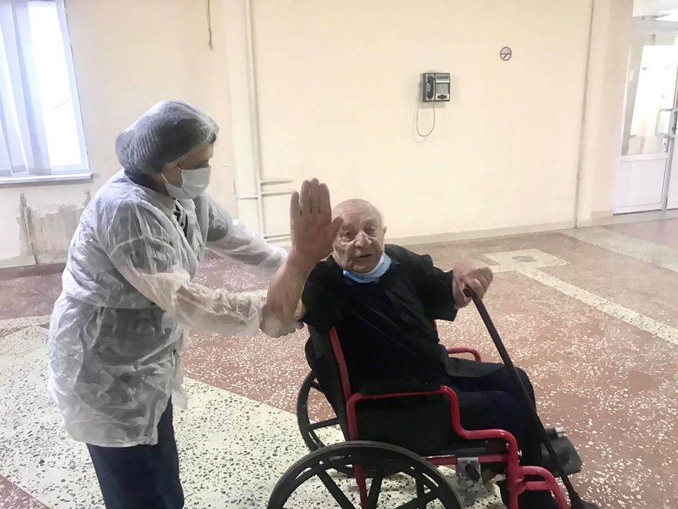Հայրենական պատերազմի մասնակից 99-ամյա Մեխակ Ավետիսյանը բուժվել է կորոնավիրուսից եւ դուրս գրվել «Սուրբ Գրիգոր Լուսավորիչ» բժշկական կենտրոնից