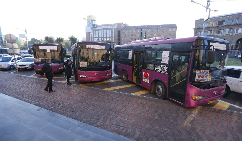 Из Еревана в Степанакерт отправились 11 автобусов с жителями Арцаха