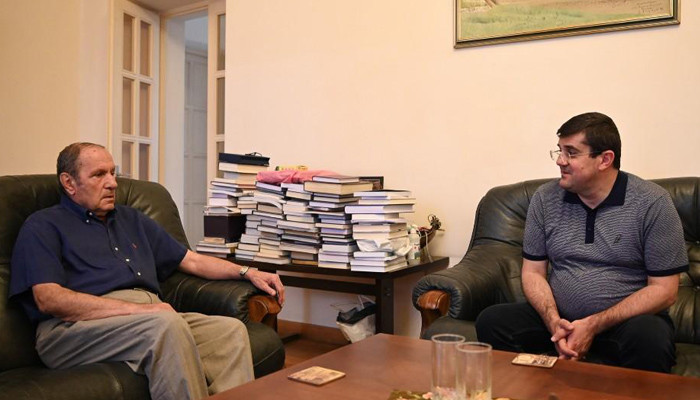Լևոն Տեր-Պետրոսյանն իր առանձնատանը հանդիպել է ԱՀ նախագահ Արայիկ Հարությունյանի հետ