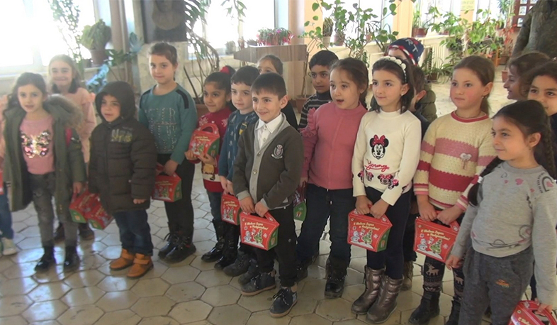 Российские миротворцы вручили новогодние подарки ученикам двух школ в городе Степанакерте