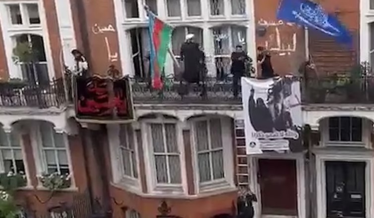 Ակտիվիստները գրոհել են Լոնդոնում Ադրբեջանի դեսպանատան շենքը, իջեցրել դրոշը