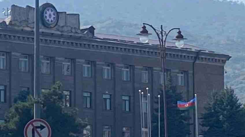 Ստեփանակերտում նախագահական նստավայրի շենքի վրա փոխարինվել է պետական զինանշանը և բարձրացվել է Ադրբեջանի դրոշը
