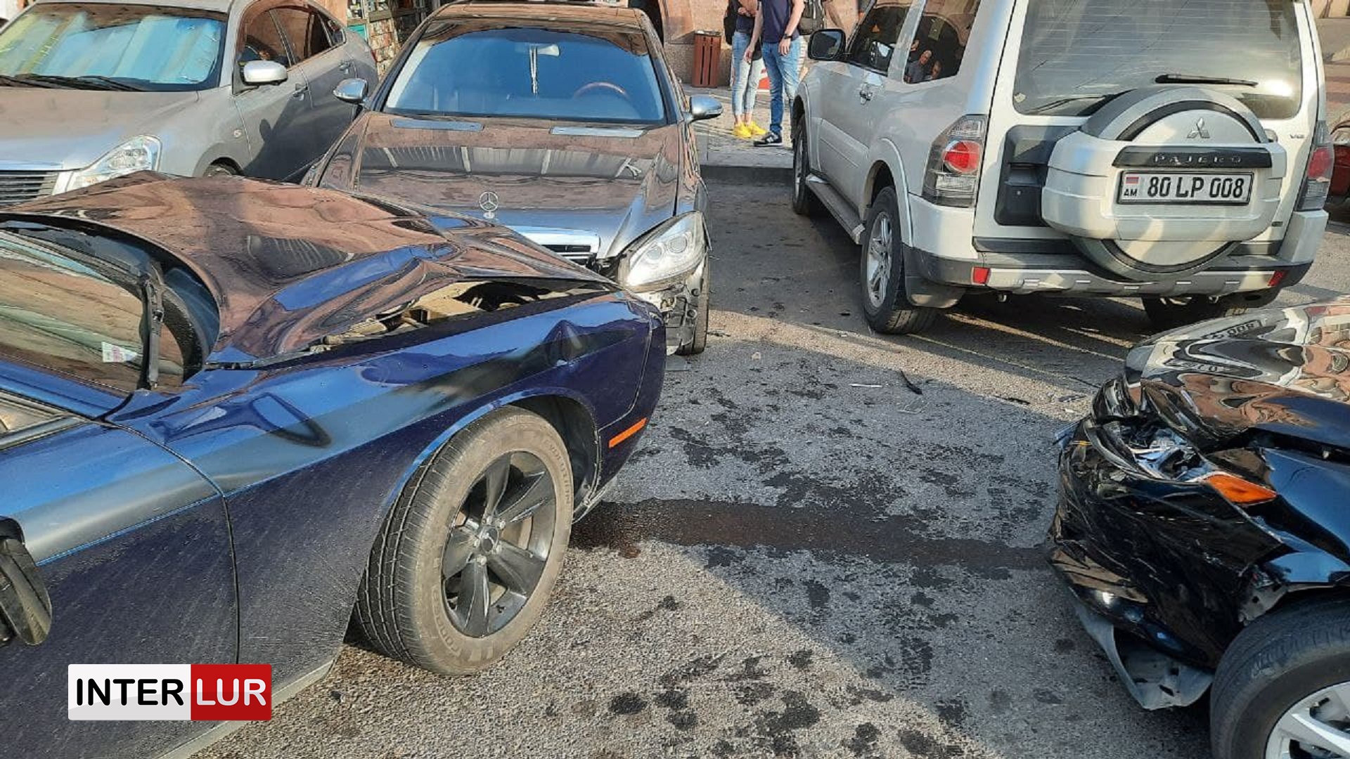 Վրաերթ-ավտովթար Երևանում. Dodge-ը «Հայաստան» հանրախանութի դիմաց վրաերթի է ենթարկել 3 հետիոտնի և բախվել կայանված Mercedes-ին ու Toyota-ին. կա 4 վիրավոր. ՖՈՏՈՌԵՊՈՐՏԱԺ. ՏԵՍԱՆՅՈՒԹ