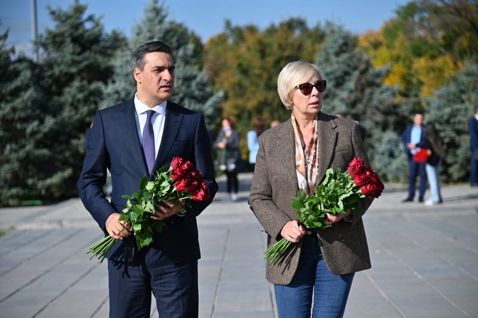 Ուկրաինայի Գերագույն ռադայի մարդու իրավունքների հանձնակատարը Ծիծեռնակաբերդում հարգանքի տուրք է մատուցել