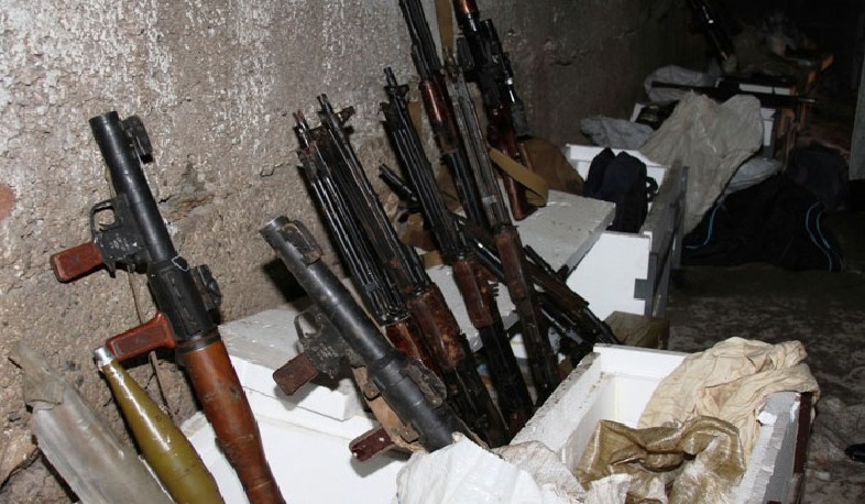 В Сюнике полицейские обнаружили большое количество оружия и боеприпасов, привезенных из Арцаха. Видео