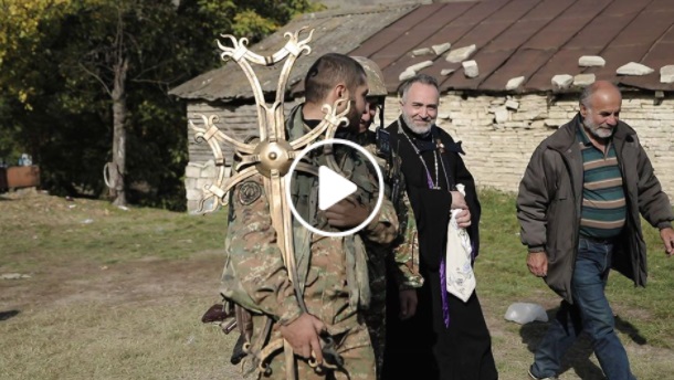 Военные и представители духовенства под обстрелами противника в Арцахе воздвигают церковный крест