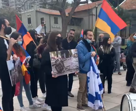 Армяне собрались перед Министерством обороны Израиля и требуют прекратить продажу оружия Баку