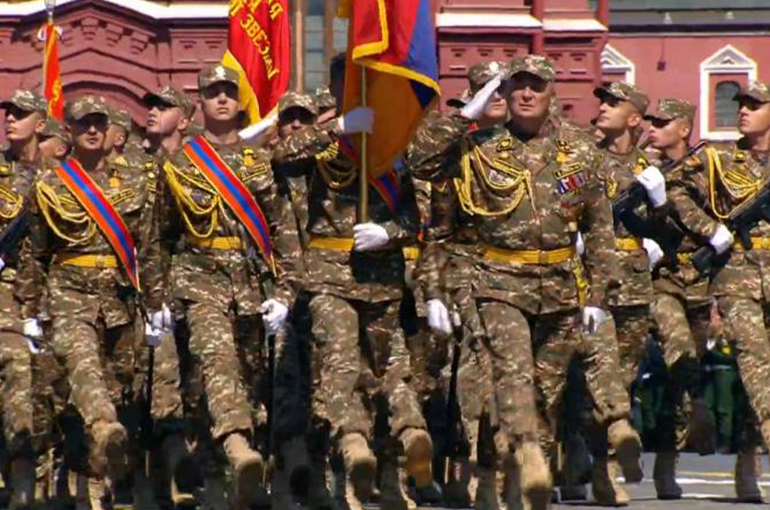 75 սպա ու զինվոր անցան Կարմիր հրապարակով՝ հիշեցնելով հայ ժողովրդի ունեցած դերակատարման մասին․ ՏԵՍԱՆՅՈՒԹ