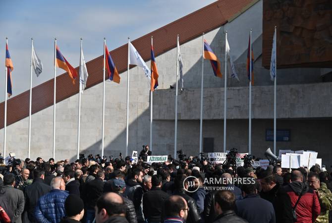 Մարզահամերգային համալիրի դիմաց բողոքի ակցիա անցկացվեց. ցուցարարները բողոքում էին ադրբեջանական պատվիրակության՝ Հայաստան այցի դեմ